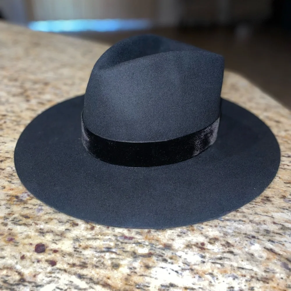 Lack of color black hat - Picture 1 of 5